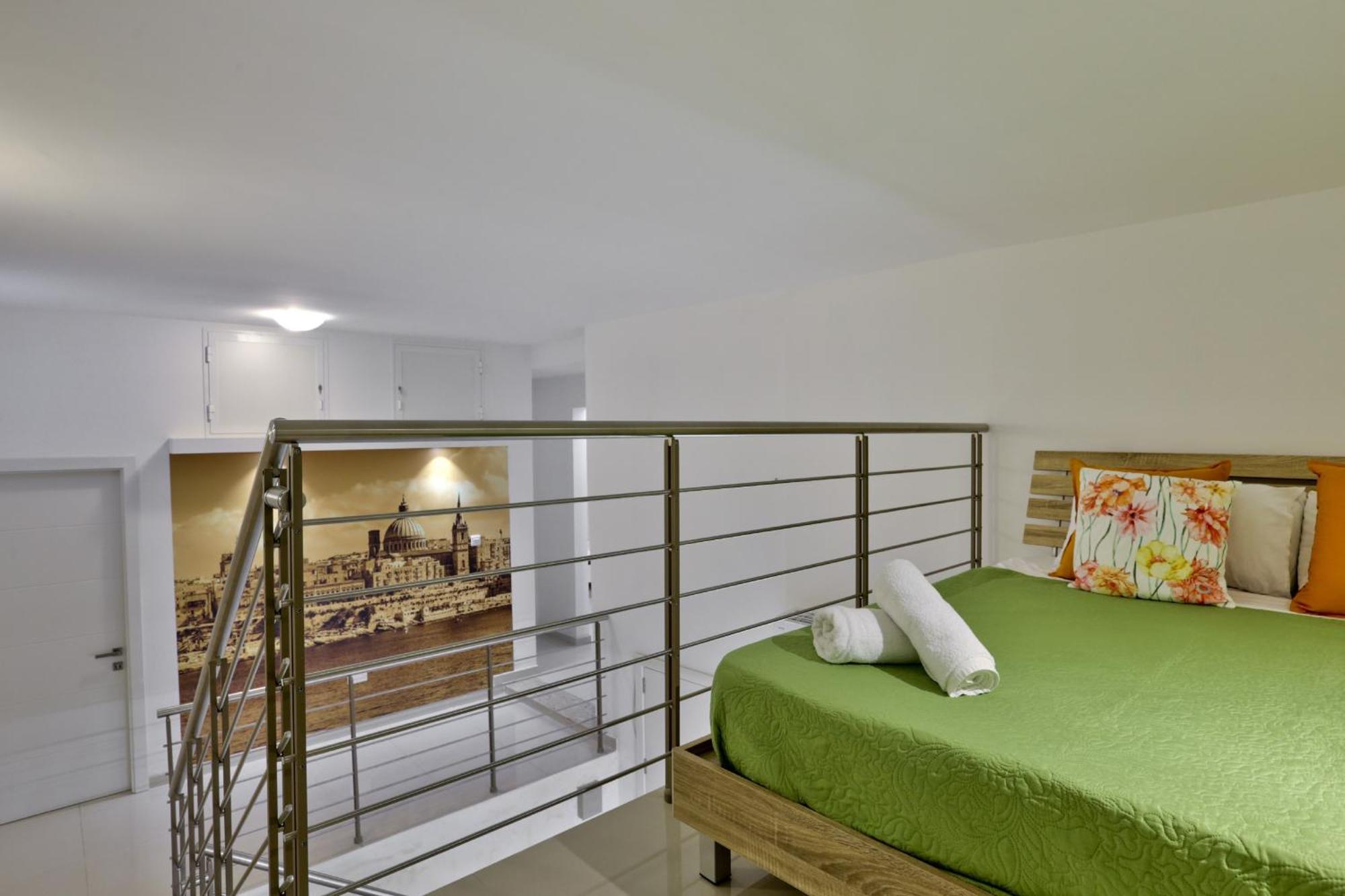 Exquisite 3-Bedroom Duplex Penthouse With Jacuzzi In Valletta Centre Eksteriør bilde