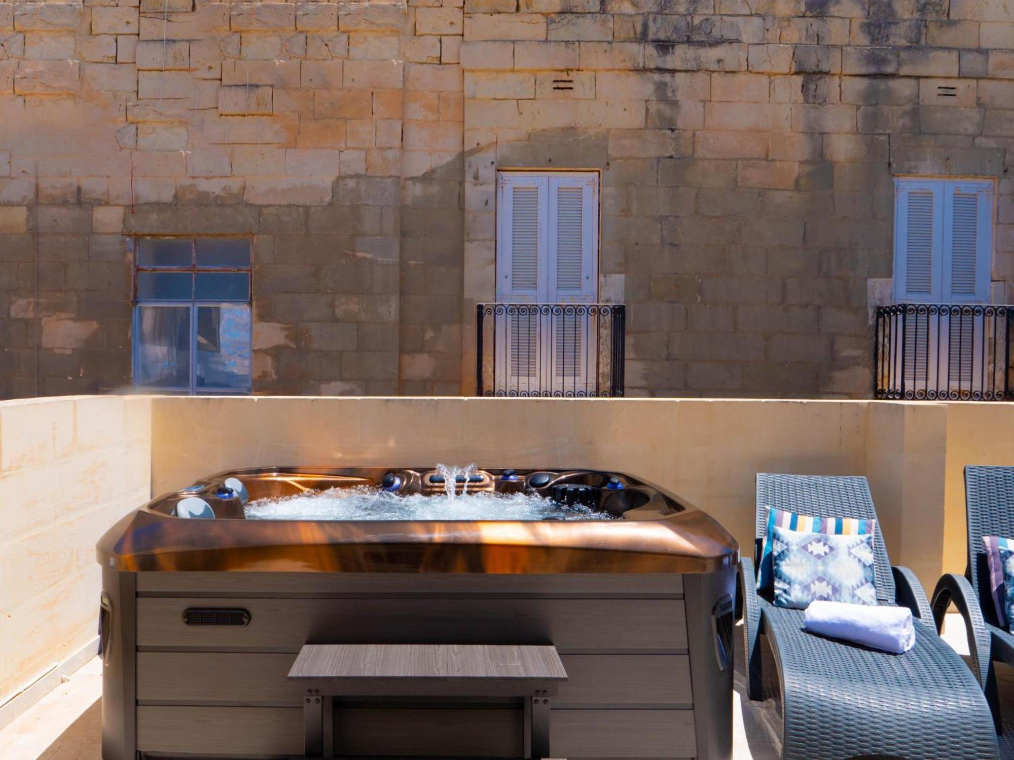 Exquisite 3-Bedroom Duplex Penthouse With Jacuzzi In Valletta Centre Eksteriør bilde